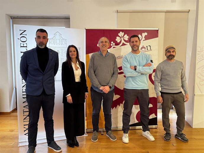 El concejal de Deportes, Vicente Canuria (centro), en la presentacióndel  February Challenge acompañado por los organizadores del evento y representantes de entidades patrocinadoras.
