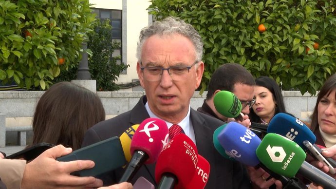 El presidente de la gestora del PSOE extremeño, José Luis Quintana, atiende a los medios de comunicación