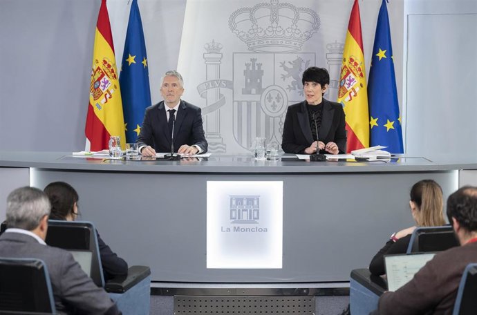 El ministro del Interior, Fernando Grande-Marlaska, y la ministra de Inclusión Seguridad Social y Migracioneas y Portavoz del Gobierno, Elma Saiz, durante la rueda de prensa posterior al Consejo de Ministros, a 20 de enero de 2026
