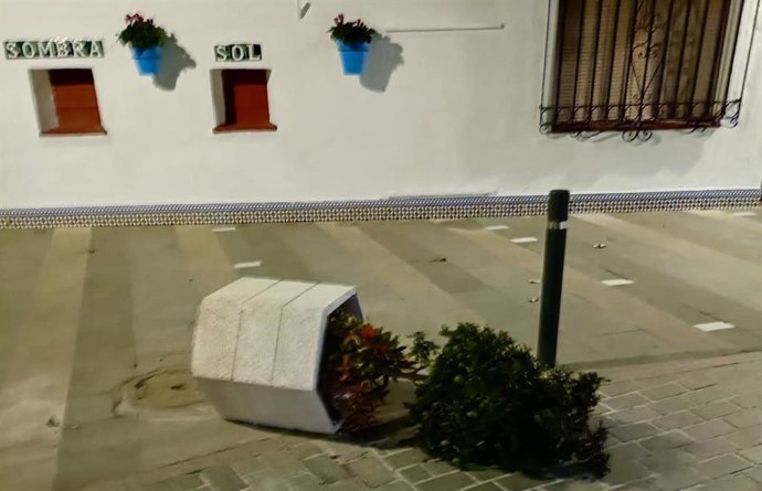 Numerosas macetas con plantas ornamentales, así como grandes jardineras han sido vandalizadas durante la noche de este pasado lunes en el núcleo del Pueblo de la ciudad malagueña de Mijas.
