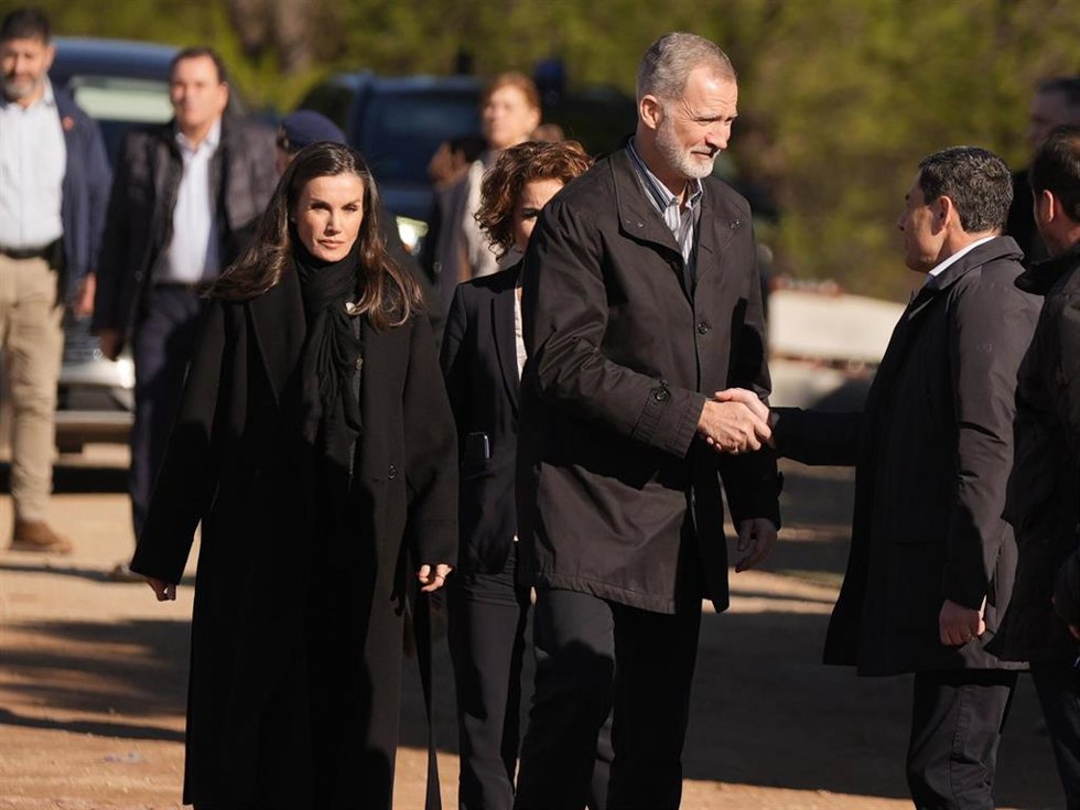 Los Reyes Felipe VI y Letizia, a su llegada a la zona cero del accidente ferroviario en Adamuz (Córdoba), este martes