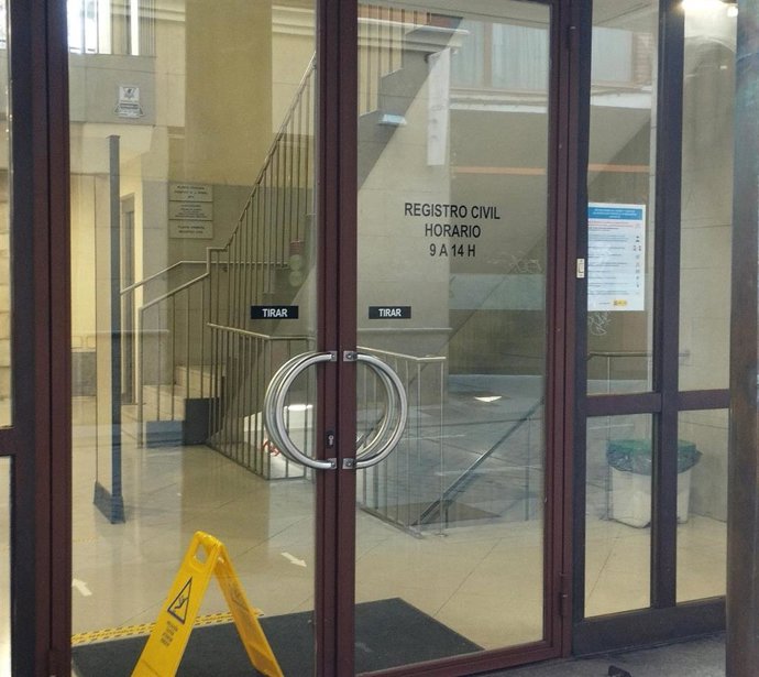 Archivo - Puerta de entrada del Registro Civil de Valladolid.