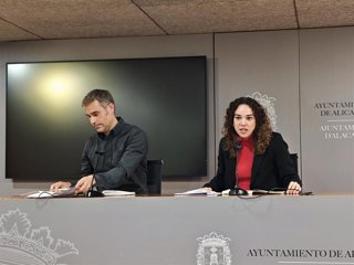 Gerard Fullana (i) y Sara Llobell (d) este martes durante una rueda de prensa en el Ayuntamiento de Alicante