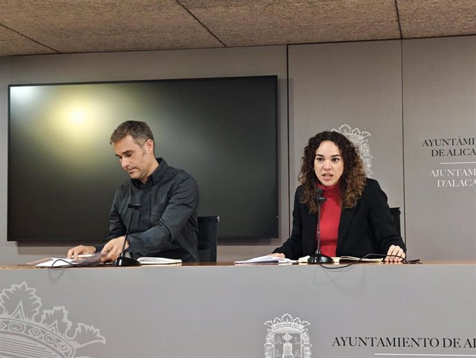 Gerard Fullana (i) y Sara Llobell (d) este martes durante una rueda de prensa en el Ayuntamiento de Alicante