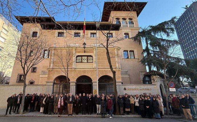 El personal del Defensor del Pueblo guarda un minuto de silencio por las víctimas del accidente ferroviario de Adamuz.