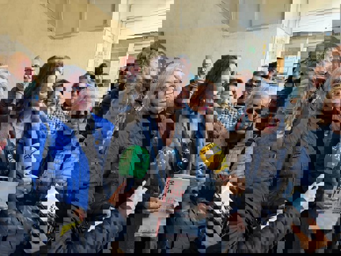 La alcaldesa de Espartinas, Cristina Los Arcos, en atención a medios tras reclamar "mejorar" en el servicio de autobús.