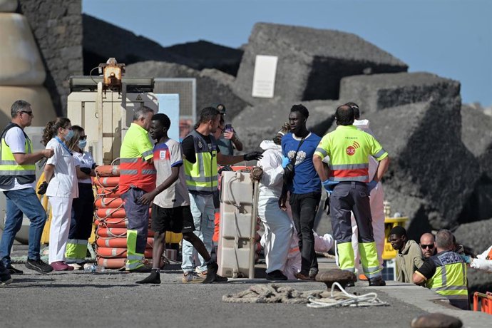 Archivo - Efectivos de emergencias atienden a personas en el muelle de La Restinga, en el municipio de El Pinar, a 14 de octubre de 2025, en El Hierro, Islas Canarias (España). En la embarcación viajaban unas 230 personas, en su mayoría hombres de procede