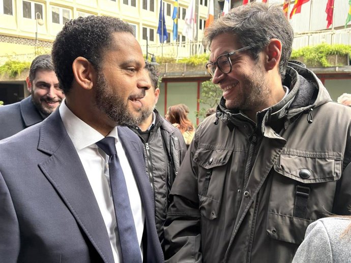 El secretario general de Vox, Ignacio Garriga, saluda al concejal de este partido en el Ayuntamiento de Zaragoza, Armando Martínez.