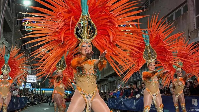 El Carnaval de Torrevieja desfila por las calles de Madrid