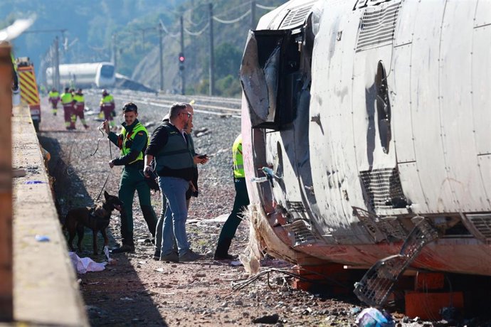 Agentes de los Servicios de Emergencias trabajan en el lugar del accidente ferroviario en Adamuz (Córdoba)