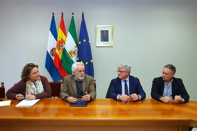 El primer teniente de alcaldesa y delegado de Centro Histórico del Ayuntamiento de Jerez de la Frontera, Agustín Muñoz, y el presidente del Colegio Oficial de la Arquitectura Técnica de Cádiz, José Antonio Pardo Moreno, en la firma de un convenio.
