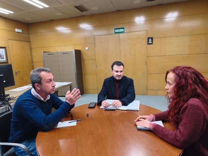 El consejero de Ordenación de Territorio, Urbanismo, Vivienda y Derechos Ciudadanos, Ovidio Zapico, y el director general de Vivienda, Daniel Sánchez, se reúnen con la concejala delegada de Vivienda de Avilés, Ana Solís.