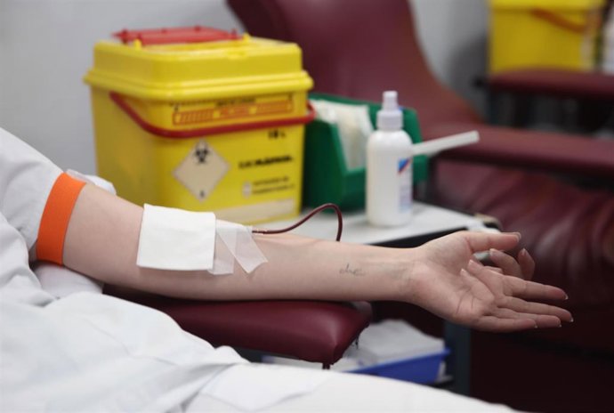 Archivo - Una trabajadora sanitaria dona sangre 