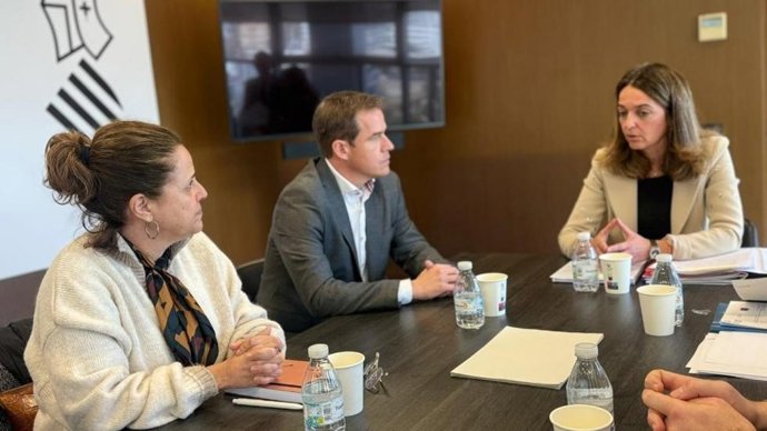 La consellera de Justicia, Transparencia y Participación, Nuria Martínez, y el alcalde de Xàtiva, Roger Cerdà.