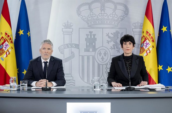 O ministro do Interior, Fernando Grande-Marlaska, e a ministra da Inclusão, Segurança Social e Migrações e porta-voz do Governo, Elma Saiz, durante a coletiva de imprensa após o Conselho de Ministros, em 20 de janeiro de 2026, em Madri (Espanha). O 