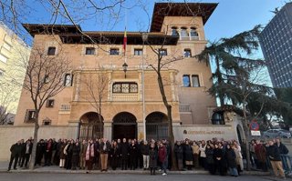 El personal del Defensor del Pueblo guarda un minuto de silencio por las víctimas del accidente ferroviario de Adamuz.