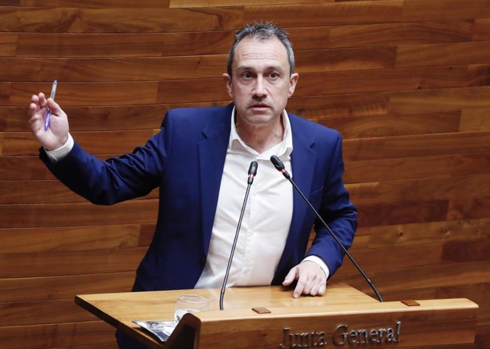 Archivo - El consejero de Ordenación de Territorio, Urbanismo, Vivienda y Derechos Ciudadanos, Ovidio Zapico, durante su comparecencia en el pleno de la Junta General del Principado.