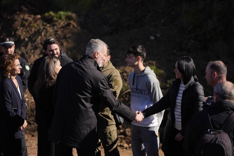 Los Reyes Felipe VI y Letizia, saludan a vecinos de Adamuz en una visita realizada tras el accidente sufrido entre dos trenes en el que han muerto al menos 41 personas y hay más de un centenar de heridos. A 20 de enero de 2026 en Adamuz, Córdoba (Andalu
