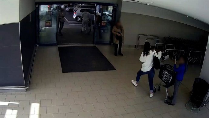 Una mujer sustrae un bolso al descuido a un usuario de un centro comercial de Roquetas de Mar (Almería).