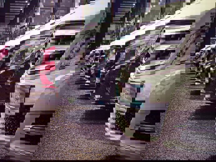 Archivo - Vehículos en un concesionario