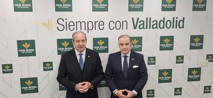 El presidente de la Junta de Cofradías, Luis Miguel Vegas, y el director Director General de Caja Rural de Zamora, Cipriano García, firman un acuerdo de colaboración
