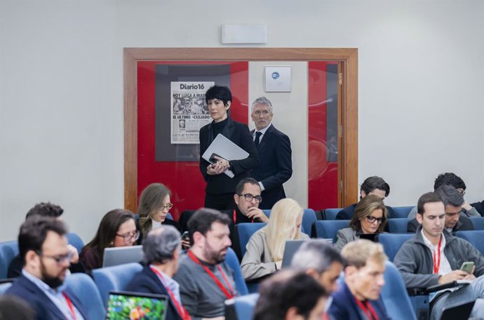 O ministro do Interior, Fernando Grande-Marlaska, e a ministra da Inclusão, Segurança Social e Migrações e porta-voz do Governo, Elma Saiz, à chegada à conferência de imprensa após o Conselho de Ministros, em 20 de janeiro de 2026, em Madri (Espanha).