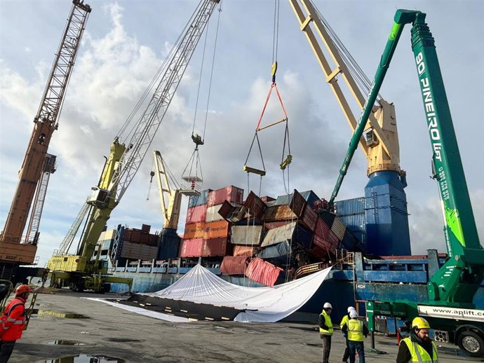Comienzan los trabajos para estabilizar la carga del portacontenedores 'María Francisca' en el puerto de Vigo.