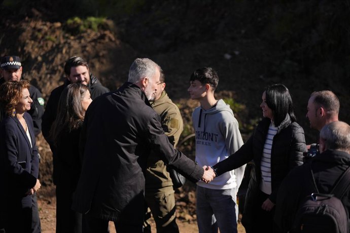 Los Reyes saludan a vecinos que ayudaron a auxiliar a heridos del accidente de tren de Adamuz (Córdoba).
