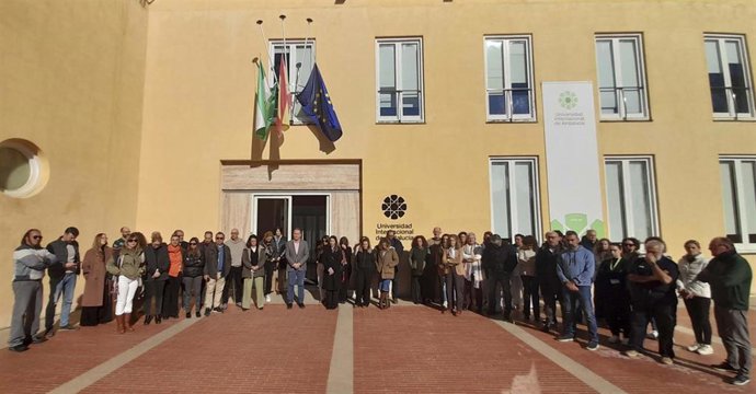 La UNIA guarda un minuto de silencio en señal de duelo y recuerdo de las víctimas del accidente ferroviario en Adamuz (Córdoba).