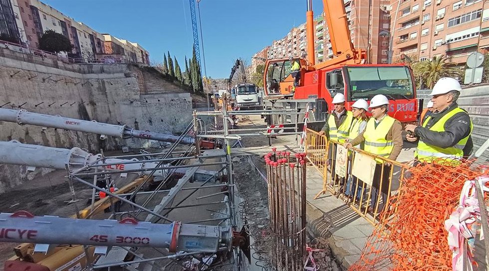 El alcalde compruba los codales instalados en el muro pantalla que ha originado las grietas en las calle Unicef