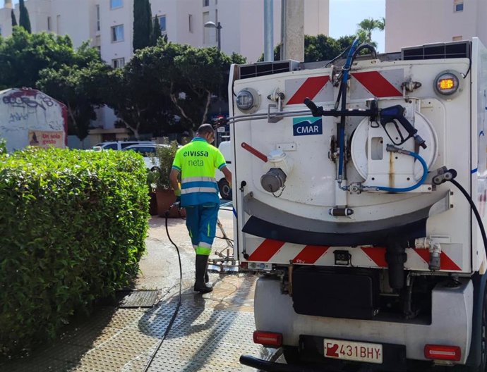 Interponen en Ibiza 13 denuncias por sacar basura fuera del horario autorizado y pasear perros sin atar