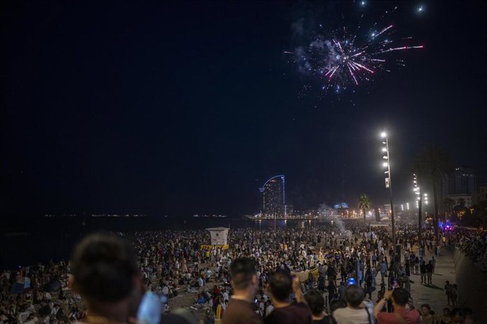 Archivo - La playa de La Barceloneta, durante la verbena de Sant Joan, a 23 de junio de 2025, en Barcelona, Cataluña (España).