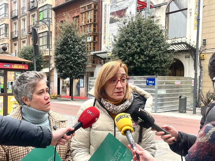 La portavoz de VTLP, Rocío Anguita, atiende a los medios ante las obras de rehabilitación del Teatro Lope de Vega.
