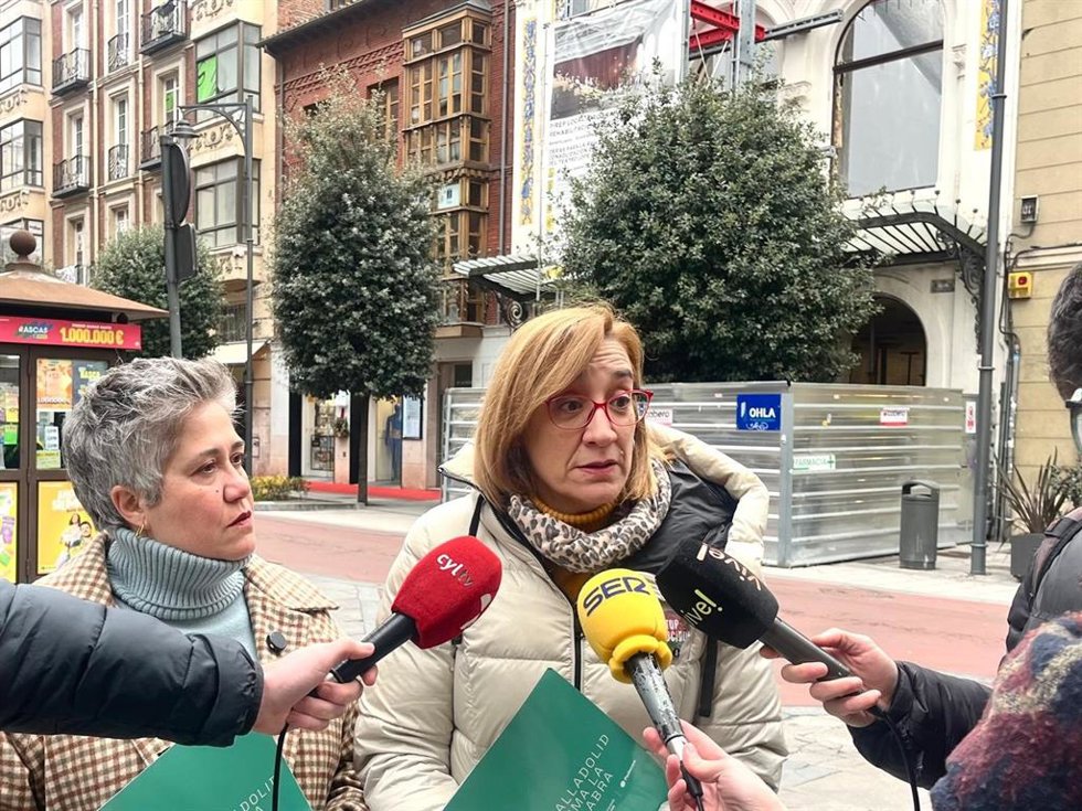 La portavoz de VTLP, Rocío Anguita, atiende a los medios ante las obras de rehabilitación del Teatro Lope de Vega.