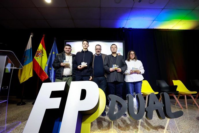 El consejero de Educación del Gobierno de Canarias, Poli Suárez (c), junto a los premiados en la gala 'Inclusión por Talento'