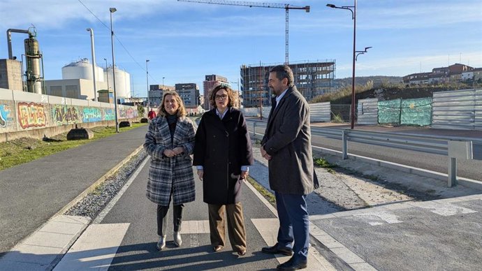 La alcaldesa de Barakaldo, Amaia del Campo, y la diputada general de Bizkaia, Elixabete Etxanobe, presentan el proyecto de recuperación de la carretera interfábricas.