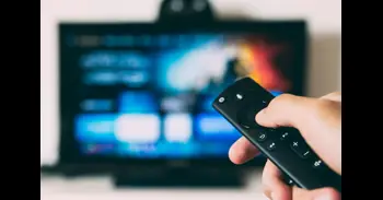 Adiós a los diálogos que no se escuchan: el truco para ajustar el sonido de las voces sin subir el volumen de la tele