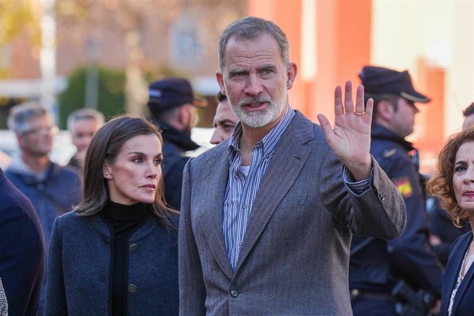 Los Reyes Felipe VI y Letizia, a su llegada al Centro Cívico Poniente Sur de Córdoba donde se ha situado el punto de información para familiares de la víctimas del accidente ferroviario de Adamuz