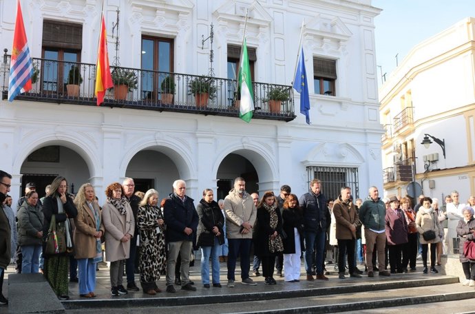 Minuto de silencio en Cartaya por las víctimas del accidente ferroviario de Adamuz (Córdoba).