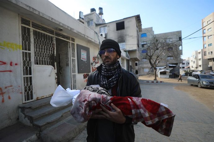 21 de janeiro de 2026, Cidade de Gaza, Faixa de Gaza, Território Palestino: Shatha Abu Jarad, de três meses, morreu devido à exposição ao frio extremo na tenda da sua família, no bairro de al-Daraj, na Cidade de Gaza. Este trágico incidente destaca a grav