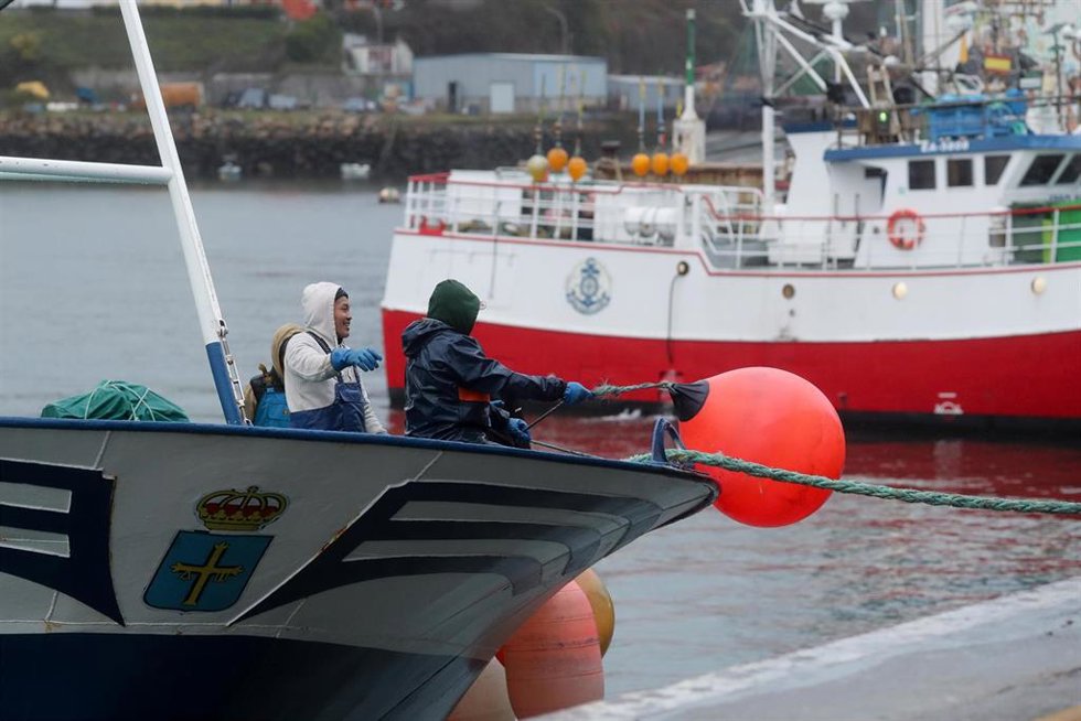 Un pesquero amarra durante la protesta de la flota pesquera de bajura, a 19 de enero de 2026, en Burela, Lugo, Galicia (España). La flota de pesca de bajura comienza un paro indefinido para protestar contra la nueva normativa europea que obliga a los ba