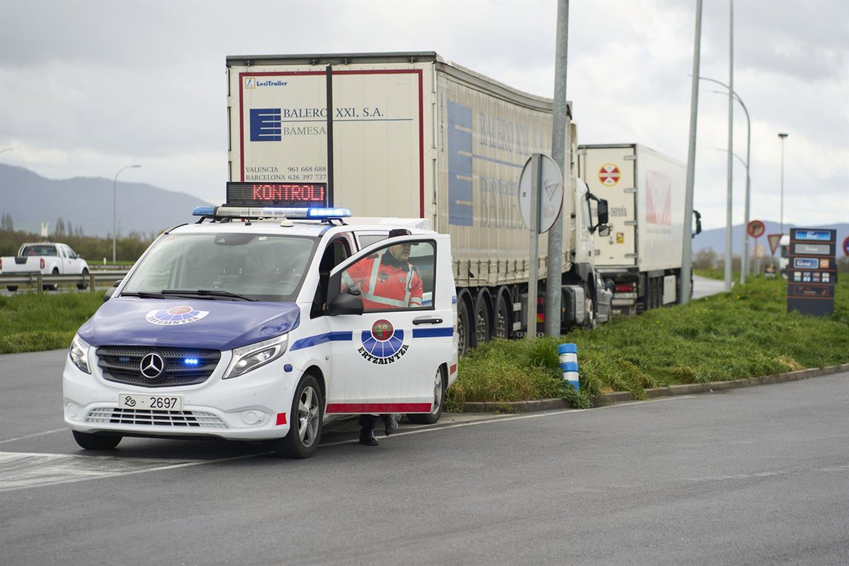 Muere el conductor de un turismo tras chocar contra un camión en Amorebieta