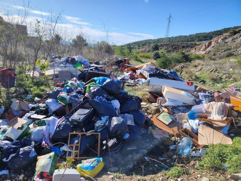 Investigan un vertido ilegal indiscriminado de enseres en la Sierra de Torremolinos.