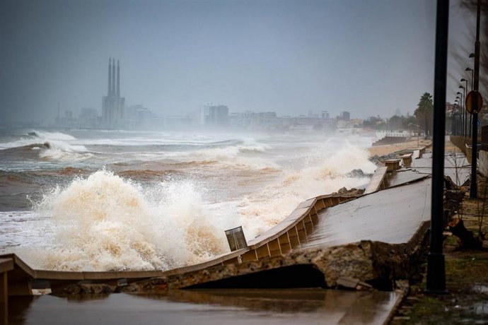 El paseo marítimo de Badalona destrozado por el temporal de mala mar.