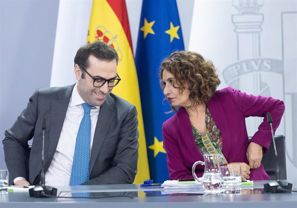 Archivo - La vicepresidenta primera y ministra de Hacienda, María Jesús Montero, y el ministro de Economía, Comercio y Empresa, Carlos Cuerpo.