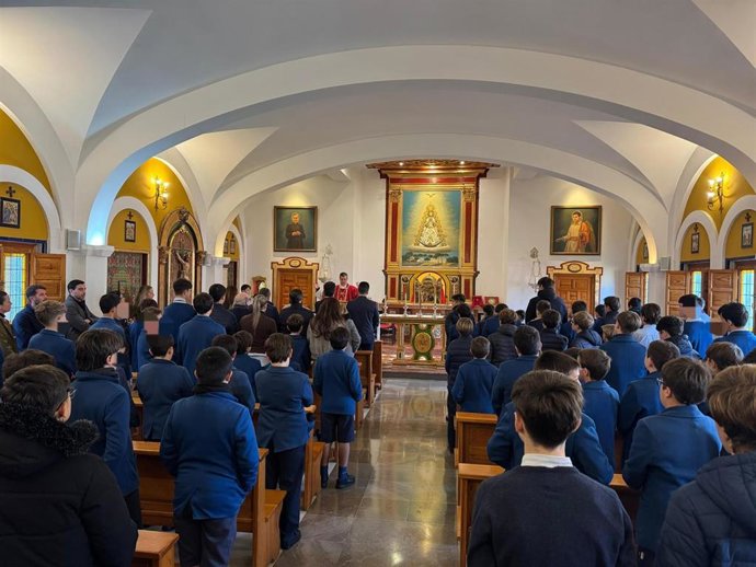 Misa en uno de los centros educativos de los menores afectados en Huelva por el accidente de tren.