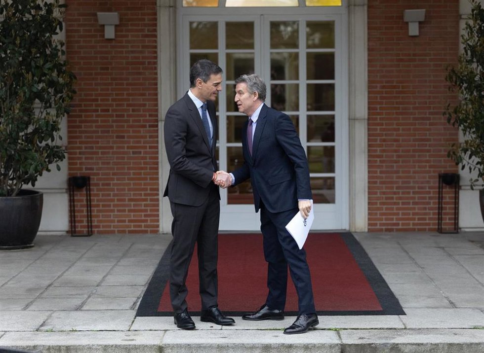 Archivo - El presidente del Gobierno, Pedro Sánchez (i), recibe al presidente del Partido Popular, Alberto Núñez Feijóo (d), en el Palacio de la Moncloa, a 13 de marzo de 2025, en Madrid (España).