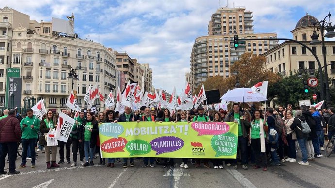 Archivo -  Manifestació a València amb motiu de la jornada de vaga en Educació a la Comunitat Valenciana. ARXIU. 