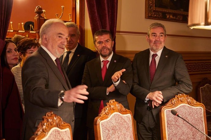 El director de la RAE, Santiago Muñoz; el rector de la Ulpgc, Lluis Serra, el de la ULL, Francisco García y el presidente de Canarias, Fernando Clavijo, en la firma de una declaración de intenciones para potenciar el español