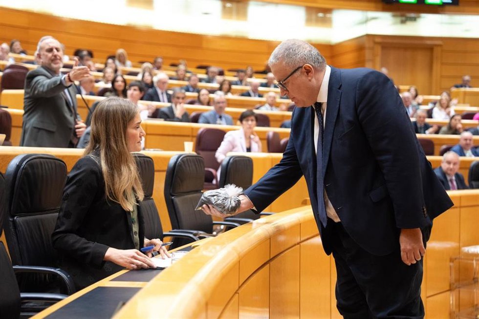 Archivo - El senador del PP, Francisco Bernabé, entrega a la ministra para la Transición Ecológica, Sara Aagesen, un saco con estériles mineros de la bahía de Portmán